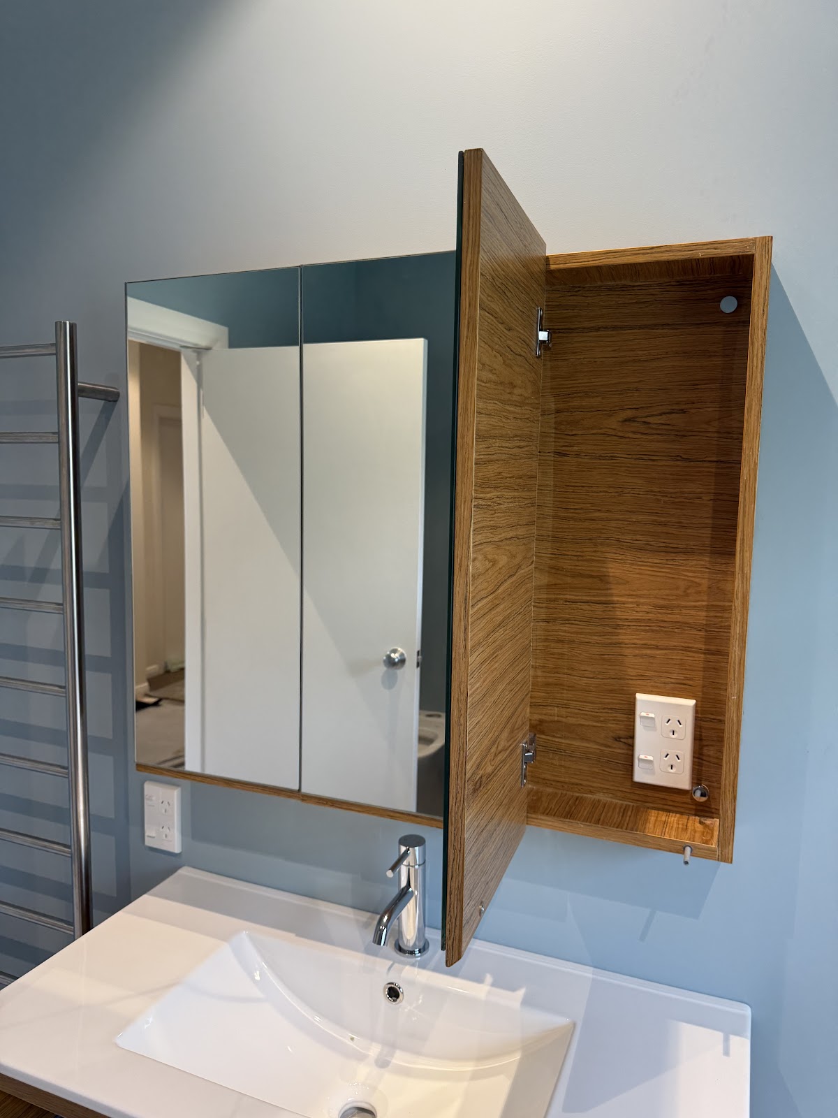 Mirror cabinet with integrated power outlets
